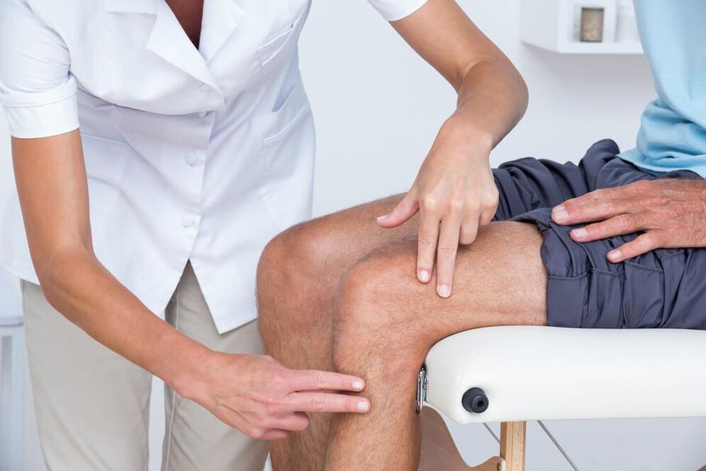 Examination by a doctor to diagnose osteoarthritis of the knee joint